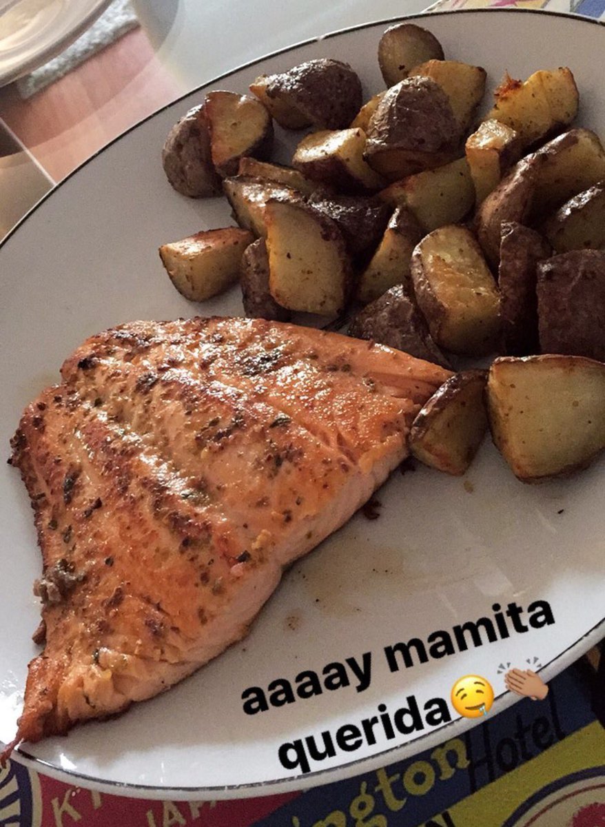 Andreaantolin's tweet photo. Igual el salmón no es tan malo 😫, las papas nativas de Chiloe lo arreglan un poco #postoperada https://t.co/ZYQyiuyH6g