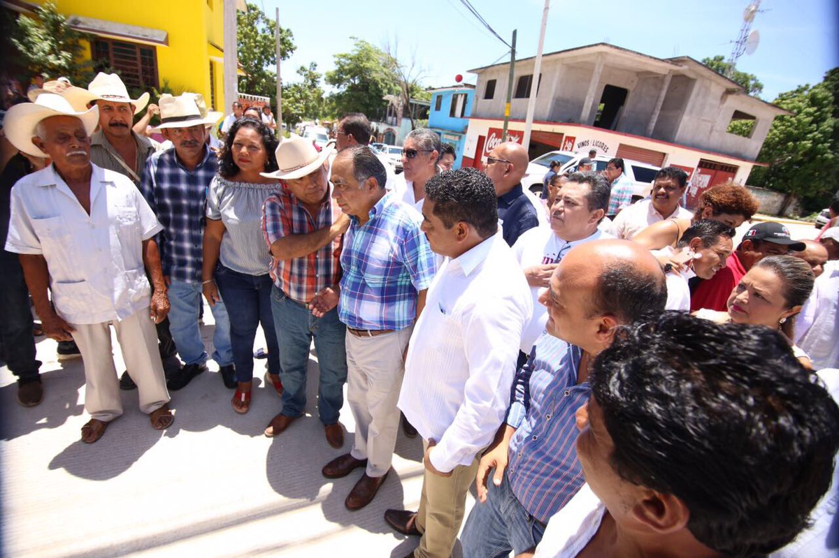 HectorAstudillo's tweet photo. Entregamos al alcalde de Copala, Nazario Damián Céspedes dos importantes obras de pavimentación, agua potable y drenaje. https://t.co/0q9KMLHvqf