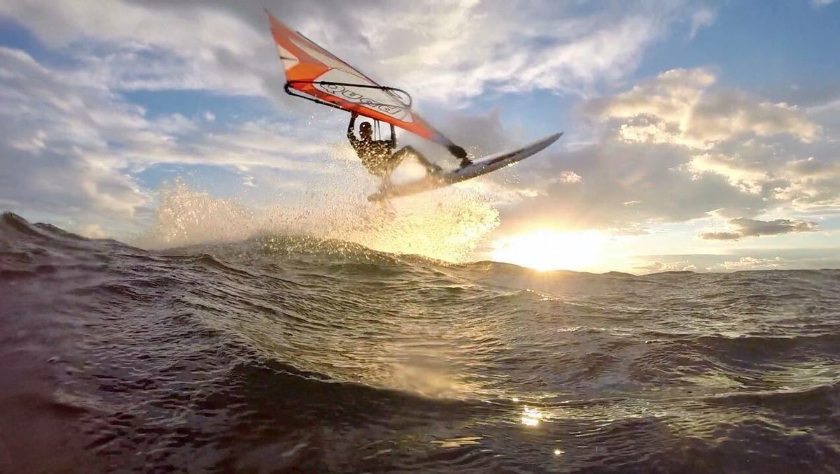 JonathanMourgu4's tweet photo. Sun Sète session @JeewinCosmetics @Sailloft_France @Enemii_France @F2_Windsurfing #windsurf https://t.co/CEjHT1bpRw