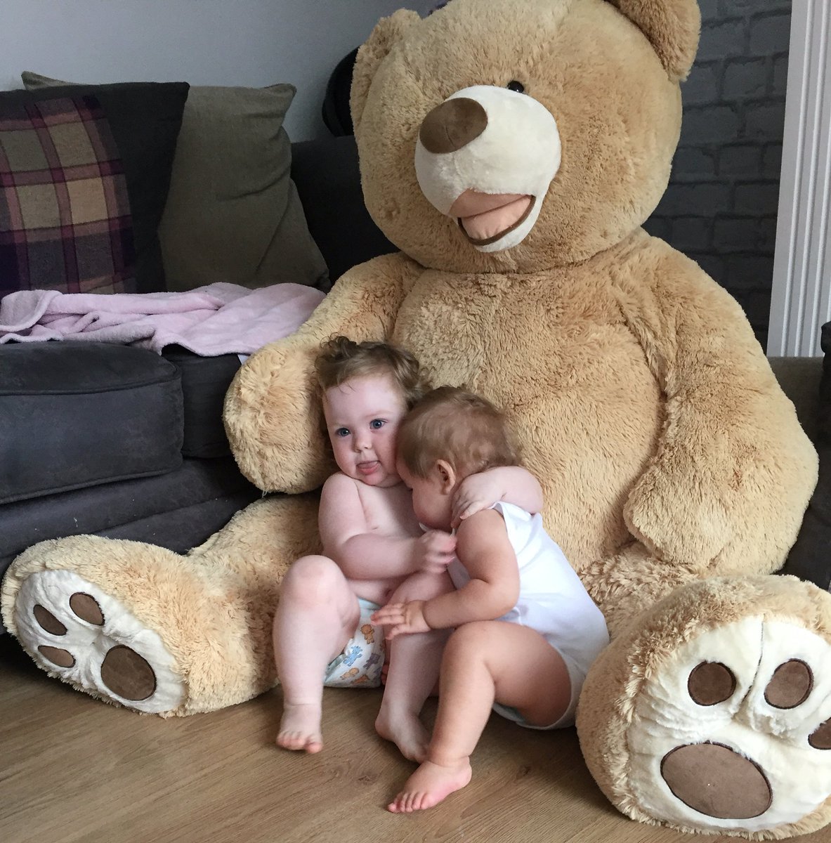 Bear hugs 🐻🐻❤️❤️❤️🐻🐻 #bearhug #teddybear #daddysLittleGirls