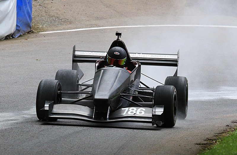 <a href="/ZacharyZammit/">Zach Zammit</a> rounds bottom Ess in a cloud of dust. <a href="/shelsleywalsh/">Shelsley Walsh</a>