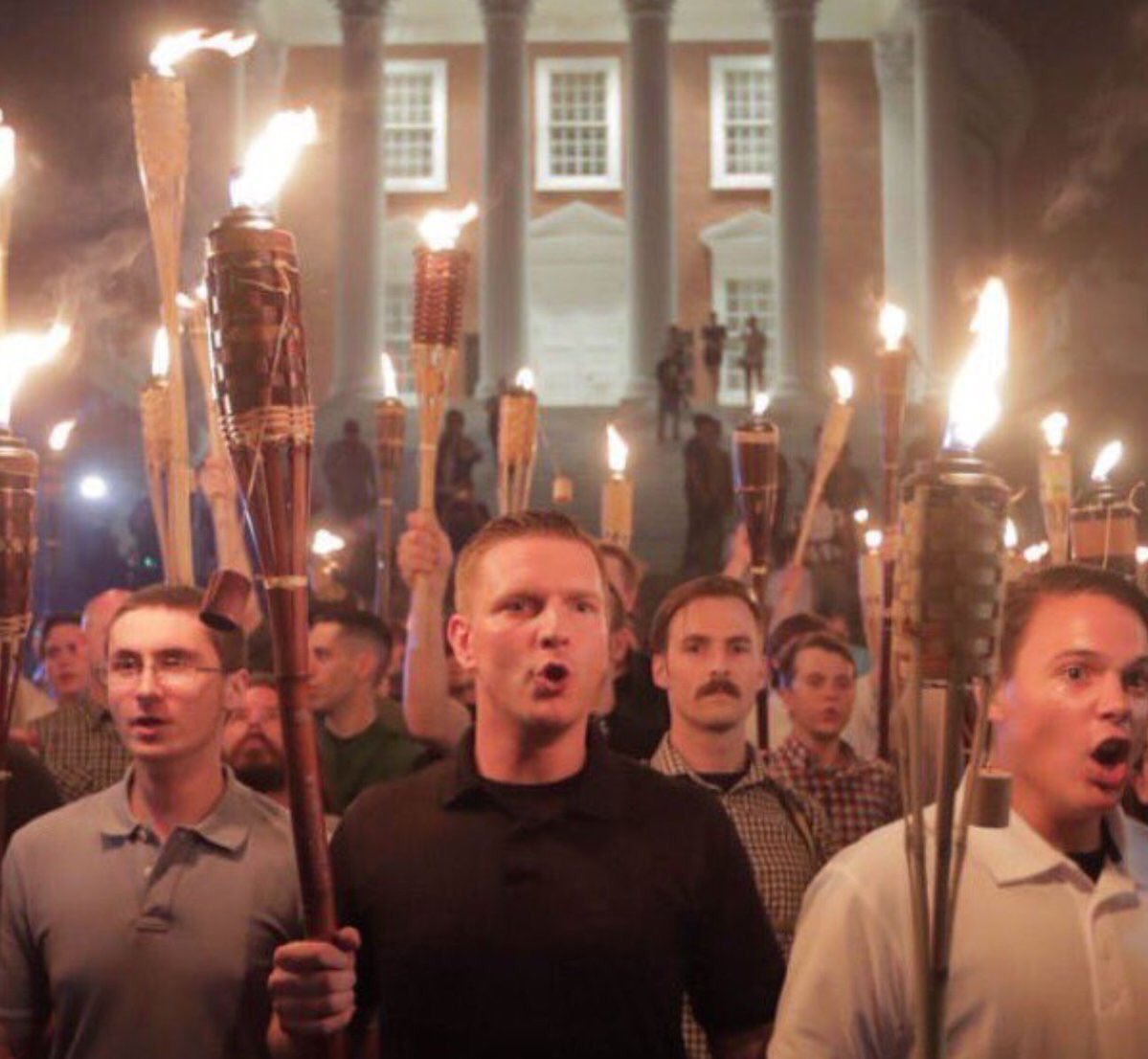 SamDowson's tweet image. Hey @realDonaldTrump let's play a game of spot the difference. Hint: There are none. #Charolettesville