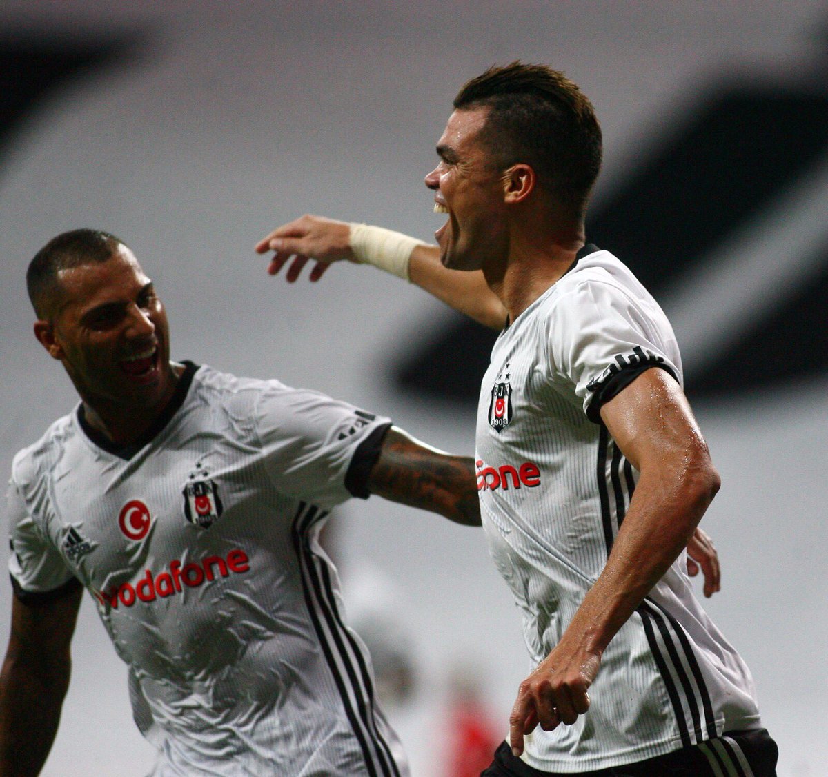 Besiktas's tweet photo. Pepe, siyah beyaz formamızla ligde ilk golüne imzasını attı. #Beşiktaş https://t.co/xmEoTp9b2y