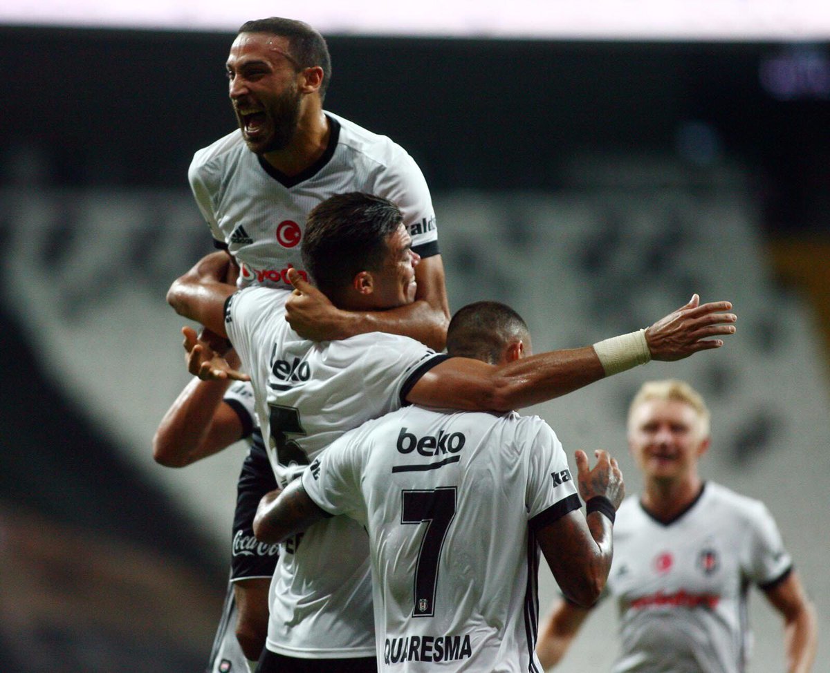 Besiktas's tweet photo. Pepe, siyah beyaz formamızla ligde ilk golüne imzasını attı. #Beşiktaş https://t.co/xmEoTp9b2y