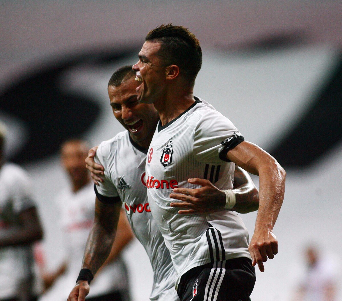 Besiktas's tweet photo. Pepe, siyah beyaz formamızla ligde ilk golüne imzasını attı. #Beşiktaş https://t.co/xmEoTp9b2y
