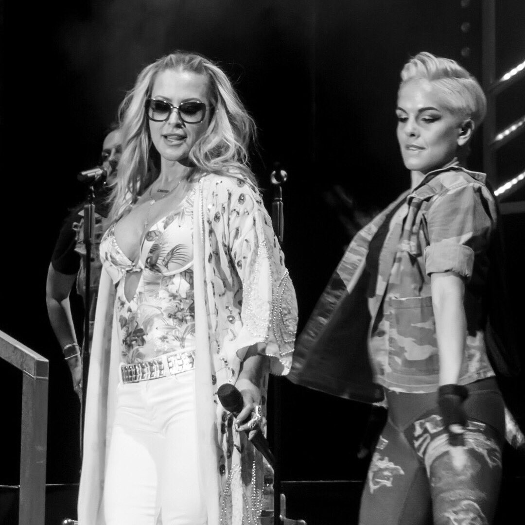 COFAPT's tweet photo. NEWS: 6 months later and after 47 shows @AnastaciaMusic's #UCTour 2017 is over! Find over 3800 photos and reports at https://t.co/xV5JFkMHCP https://t.co/HRwfpeqcrM
