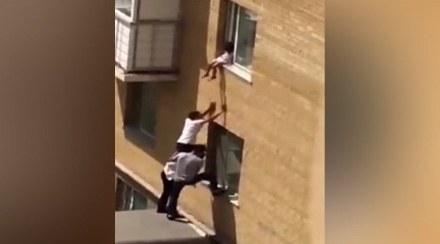 упала со стены