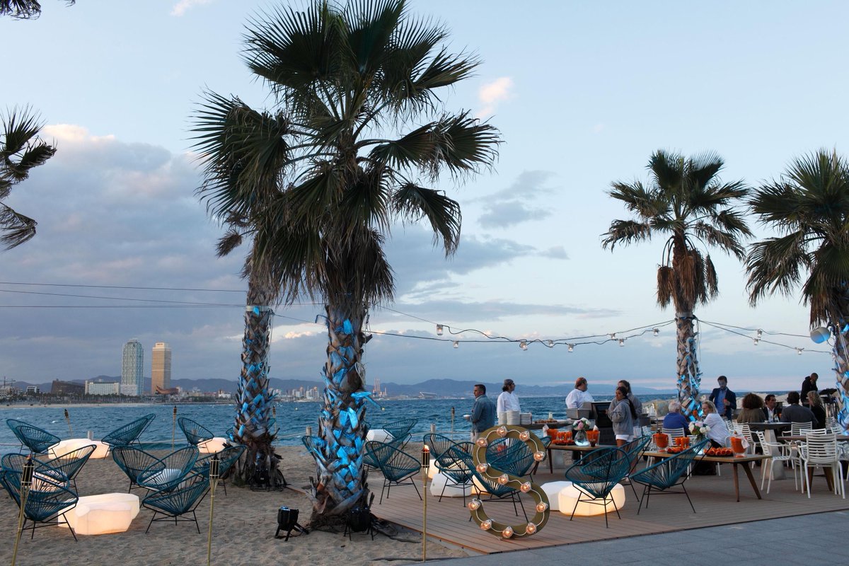 TimeOutBCN's tweet photo. 20 terrasses de pel·lícula. Escenaris perfectes per a l'estiu ideal 😍 https://t.co/ArDNDs07ub https://t.co/9hKmdzPxo7
