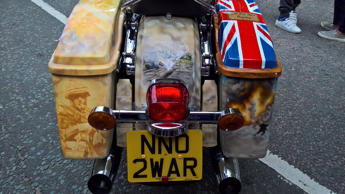 reeves607_paul's tweet photo. The artwork on this bike was stunning @heroesracing @bfom2017 https://t.co/yZoQQ9jzei