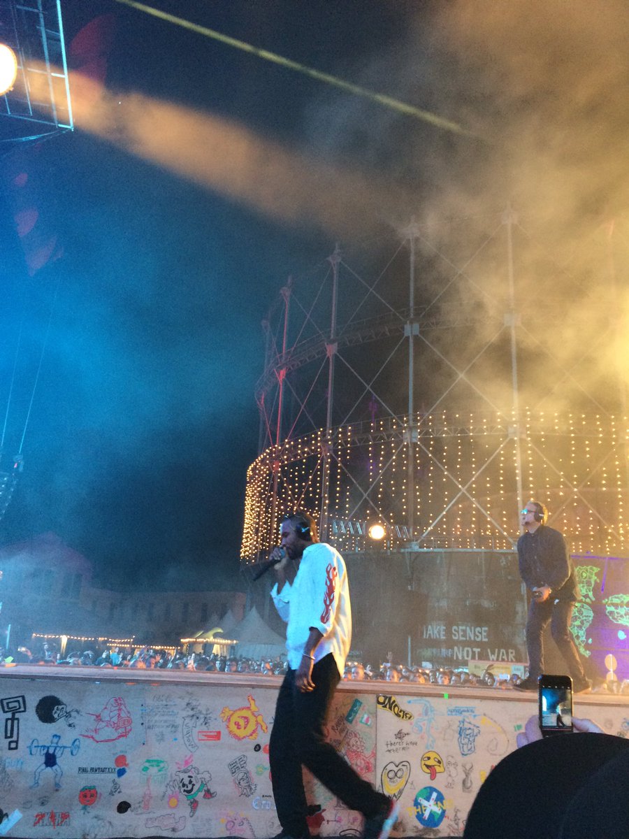 anniinasulku's tweet photo. "Rain, glitter." Frank Ocean tiivisti täydellisesti #FlowFestival:in 💦💎#flow2017 https://t.co/HyCTkxw6UB