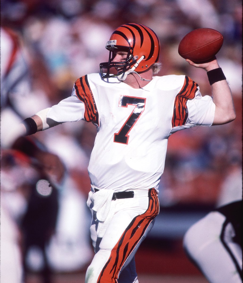 Celebrating #LeftHandersDay with @7BOOMERESIASON!  #Bengals50 https://t.co/4CpIPRmq6z