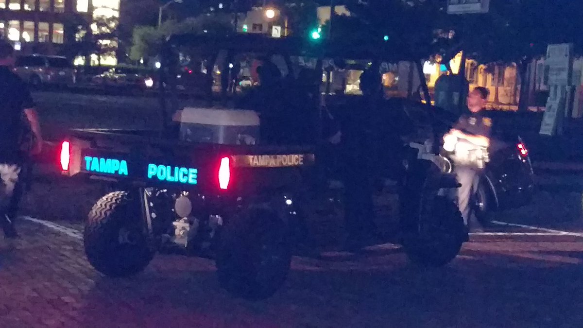 TampaCopWatch's tweet image. Just flat drove thru red light Jackson/Pierce. NO EMERGENCY. #FailuretoStop
Also driving w/o seatbelts. @TampaPD #AbovetheLaw @CityofTampa