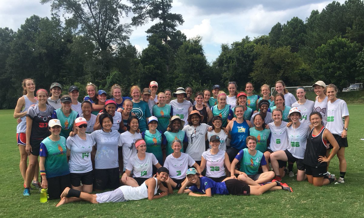 orbitultimate's tweet image. What a fun day with fun gals!!!!! What's that smell?????? ITS FEMALE (and we smell amazing after playing in 100° weather) #WomenInUltimate