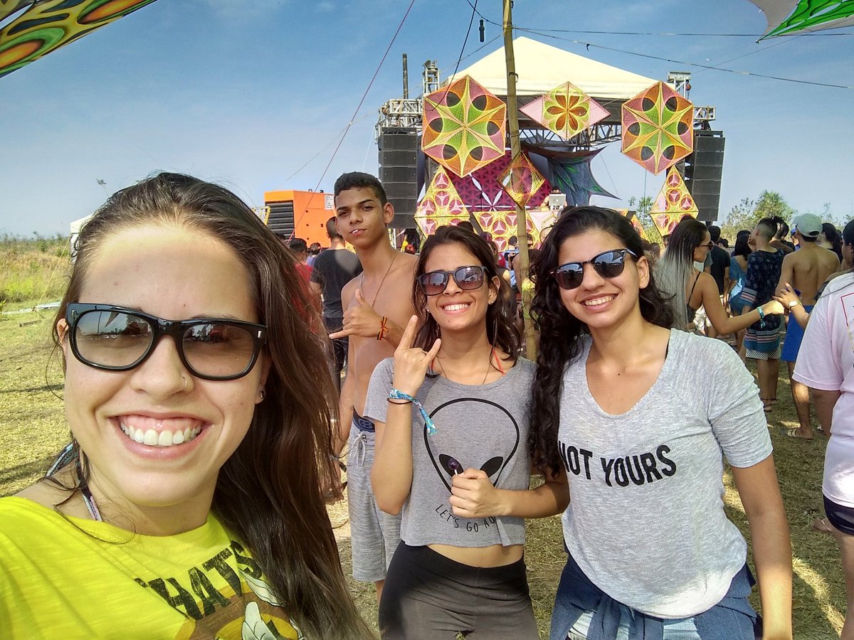 oliveralvs's tweet photo. Advinham porque a Eloá não está nessa foto. 
#Neohm 👽👽 https://t.co/lEn8bNv7qx
