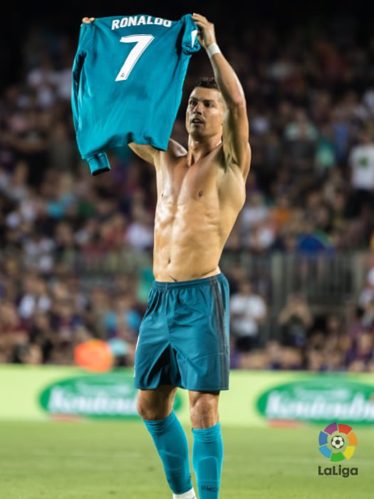 كريستيانو رونالدو يحسم الكلاسيكو ويرفع قميصه أمام جماهير كامب نو. #ElClásico