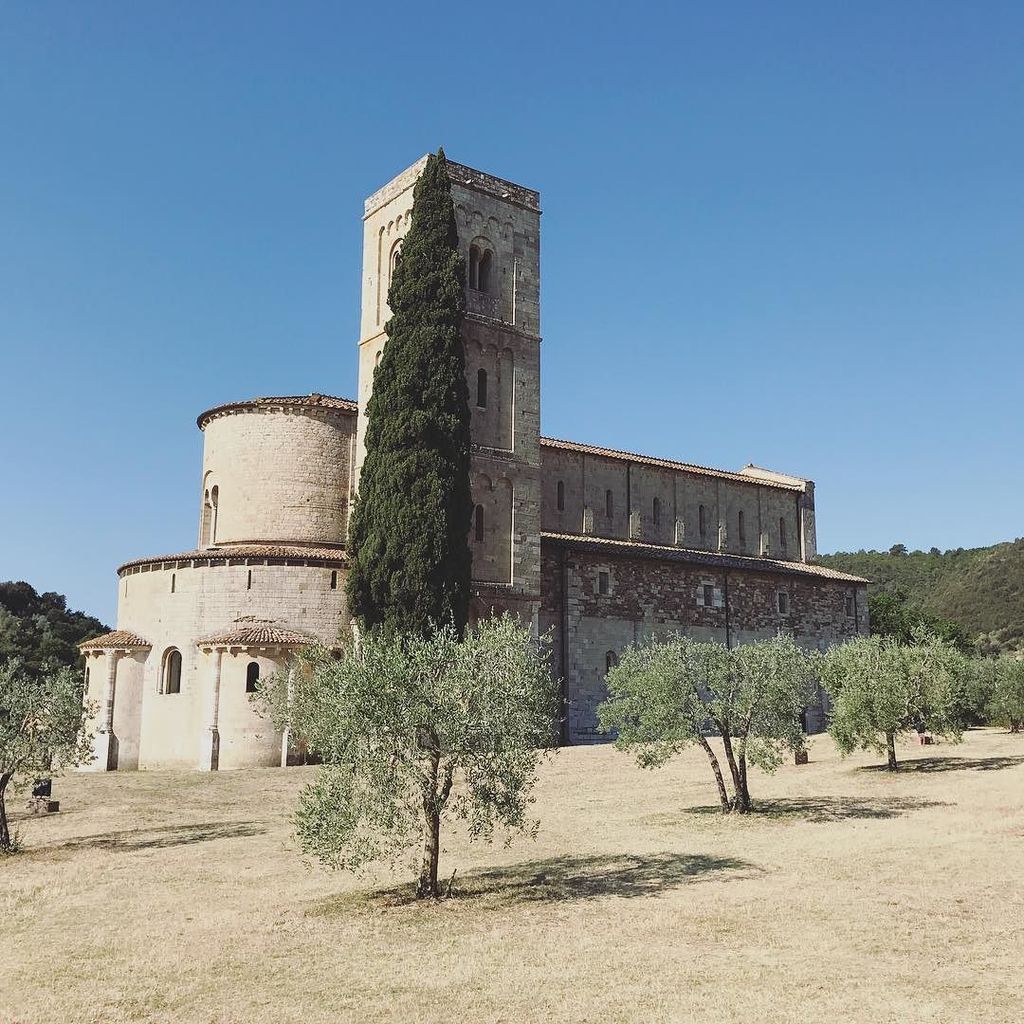 JudyAndSimon's tweet photo. Monastery Sant Antimo Tuscany /Italy  #travel #travelblogger #instatravel #travelphotography #judyandsimon #tuscan… https://t.co/pbGpXYqAxe https://t.co/rZ3gDCodZl