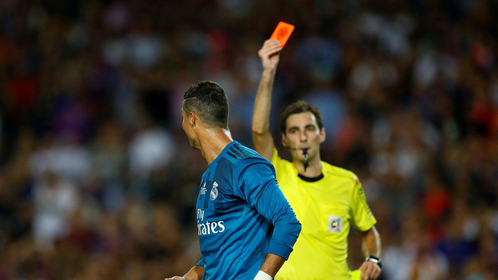 marca's tweet photo. Otra roja para el Madrid: acabó con diez cuatro de los últimos cinco clásicos https://t.co/Dn3yCuK97N #Supercopa https://t.co/SHivps6Vdl
