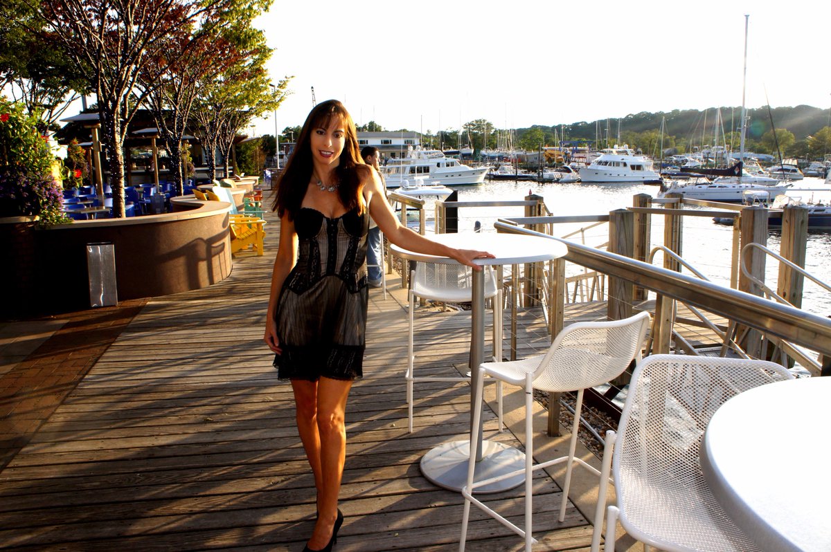 JonJonathanH's tweet photo. What a beautiful view of..... the water & my Date not bad herself. @PrimeHuntington Best food is at #PrimeRestaurant #LINY https://t.co/oaVzEc1Qpi