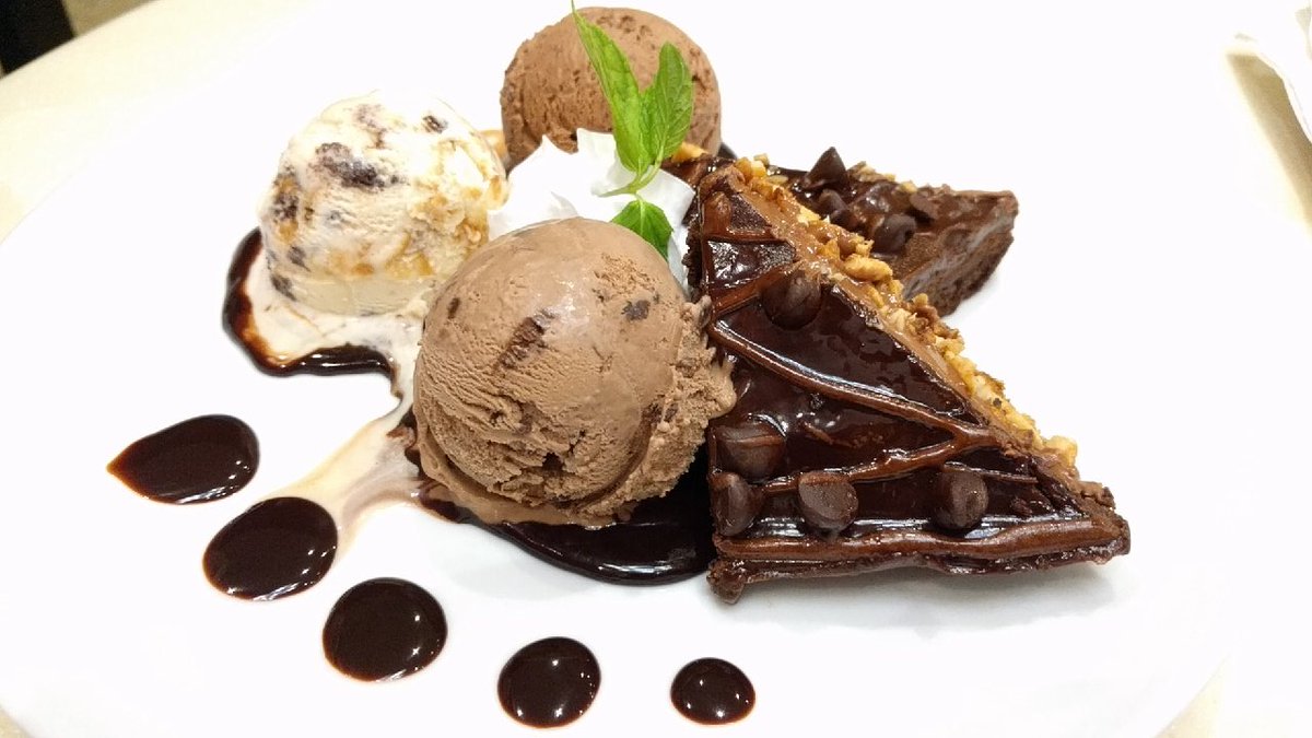 Zanchsa's tweet photo. Indulging into the sweet guilt #BrownieExplosion @HaagenDazs_US https://t.co/eIaFJ16SNd