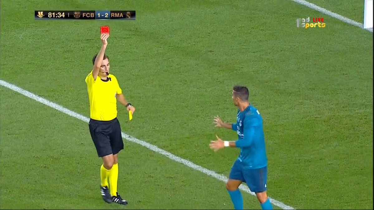 Желтая карточка футболиста. Красная карточка Криштиану Роналду. Желтая карточка в футболе. Судья с красной карточкой футбол. Желтая и красная карточка в футболе.