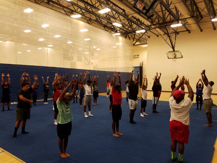 OscarSmithFB's tweet photo. Get the mind and the body right. #TheTeamWhoYogasTogether #ALLIN  #SMITHNATION #StillHitting https://t.co/AupZUWSXAY