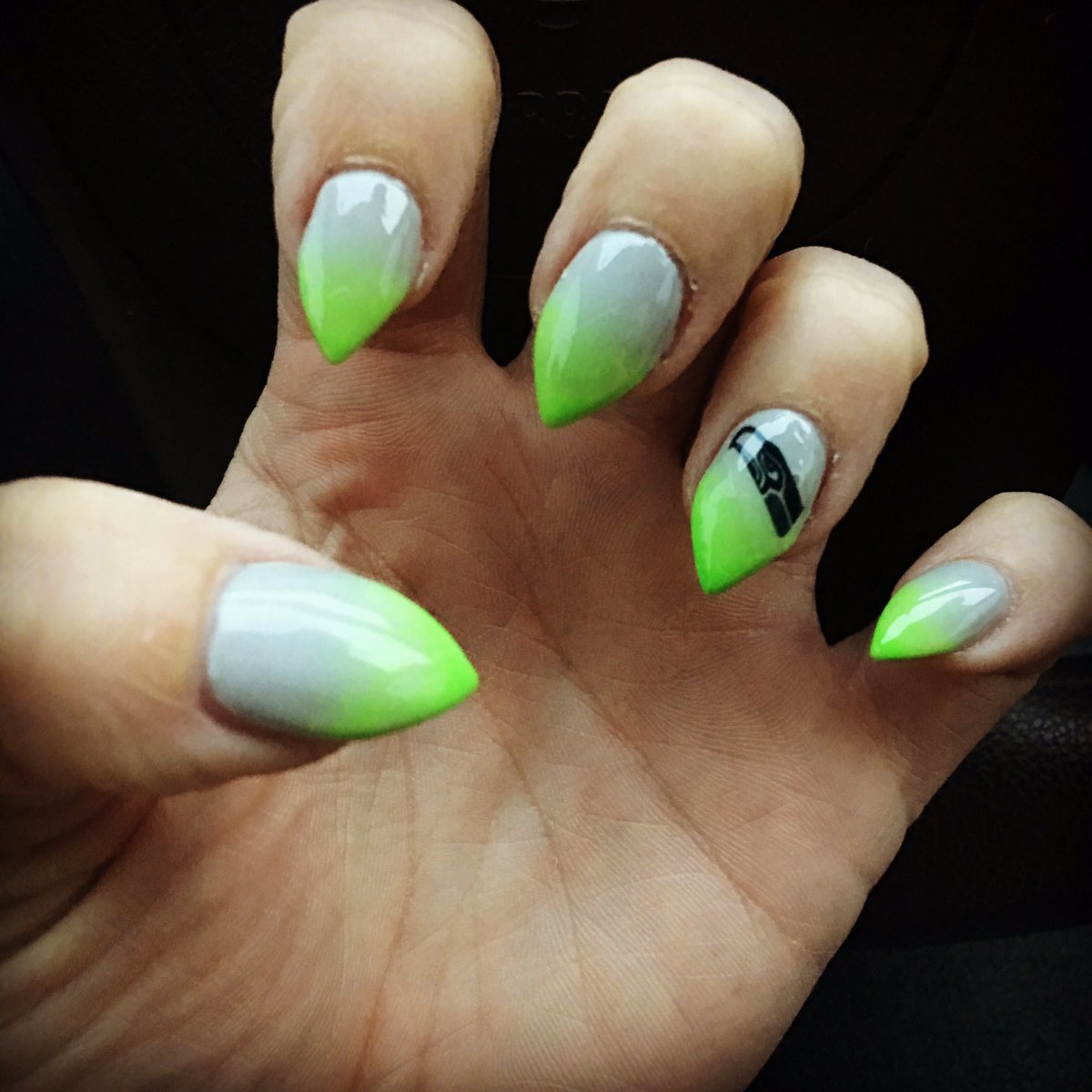 hawkhunnie's tweet photo. Forgot, did I show you'll these yet?? #GoHawks #lady12 #nflnails #hawknails #SEAvsLAC #GAMEREADY #seahawks #Gameofthrones ๐ https://t.co/ot1TMJH0Fl