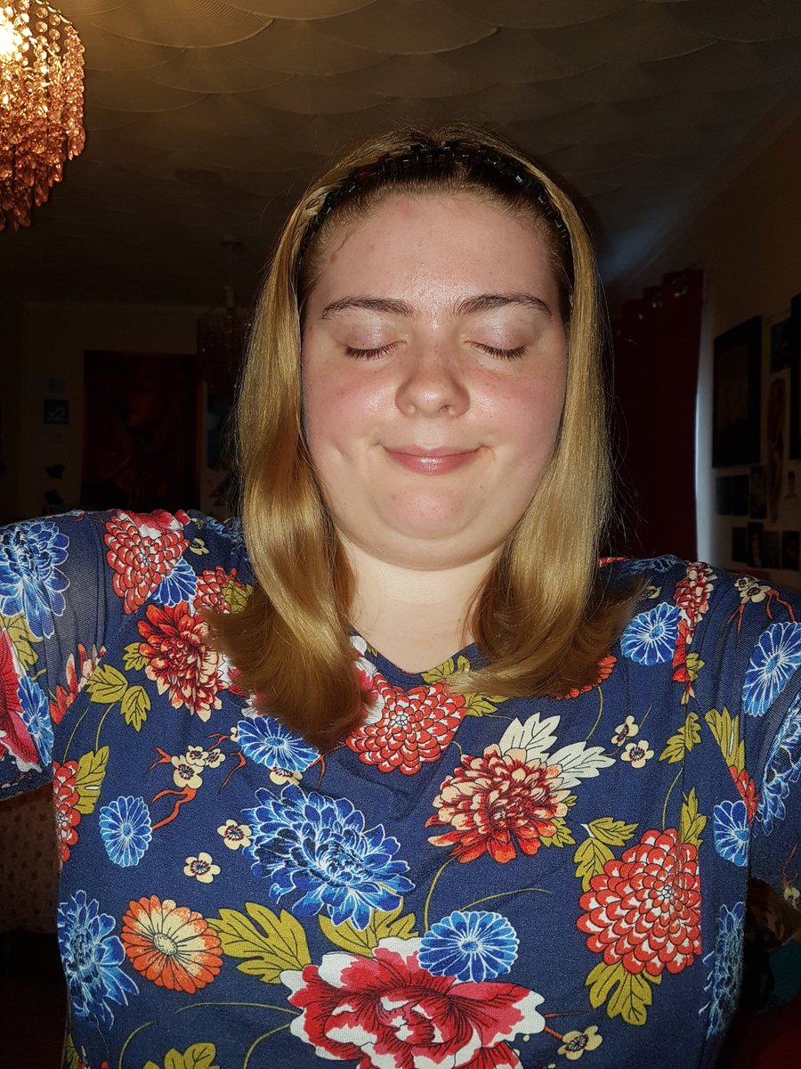 RLeBonTennant's tweet photo. 🎶 And when I sometimes close my eyes,
My mind starts spinning around... 🎶 😃😌😍😘🤳👗💐💙💖 #Me #Selfie #Neilfie #Bedroom #Camouflage #LoveIsAShield https://t.co/fEmddDmPNx