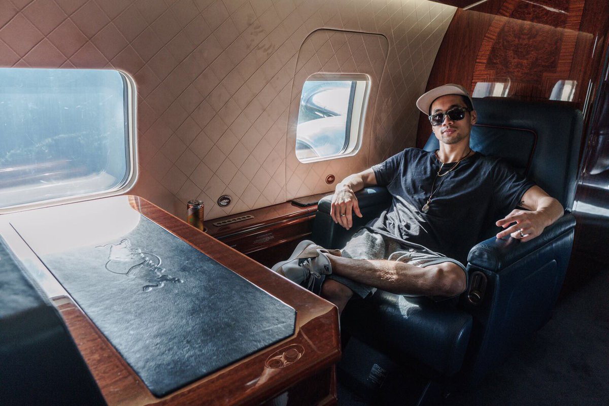 Ronnie_ff's tweet image. Red Bull gives you wings ;) 📸 by @roxrite95 #redbull #DC6B #privateplane  #austria #redbullgivesyouwings