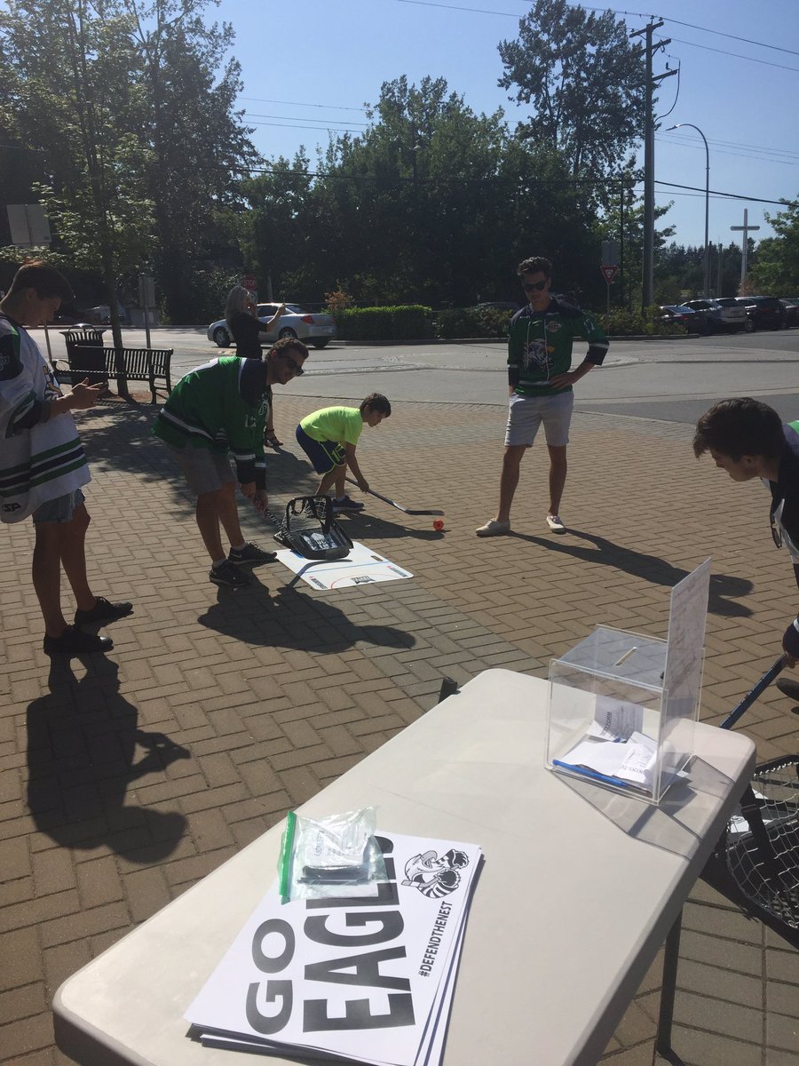 JrEaglesHockey1's tweet photo. @SurreyEagles players in the South Surrey community @ grand opening of Hot Mess Salon. Nets set up workin sauce passes with future Jr Eagles https://t.co/Xfqi1kZKgn