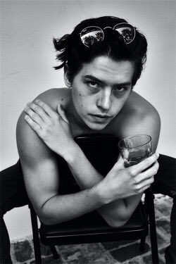  Happy Birthday de parte de Cole Sprouse  