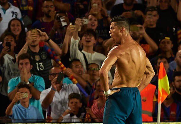 إحتفال كريستيانو رونالدو أمام جماهير كامب نو.
#ElClásico