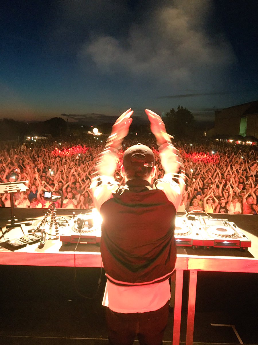 AcliseOfficial's tweet photo. @AdrienToma en mix pour le Party Fun Live @funradio_fr avec Bob Sinclar en direct de Frejus @Party_Fun @ArtistsPlus @AFRENOY ✌🏼 https://t.co/BGE5EMDcC6