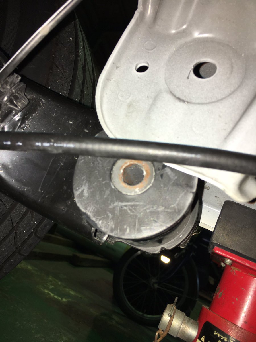 リアパフォーマンスバーと同時に追加したのが、TRD・ヴィッツ用リア