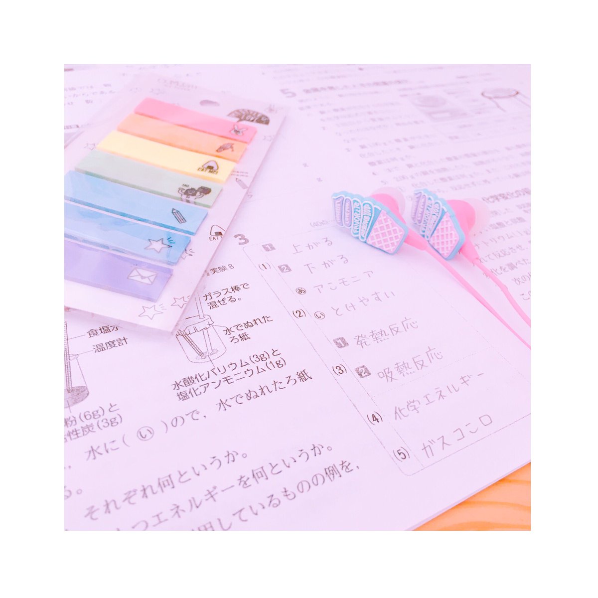 HIME_100_a's tweet photo. *

ダイソーで売ってるイヤホンと付箋です😝可愛いよね💗🌸
理科もう少しで終わります。

* https://t.co/zVuKrtlFyi