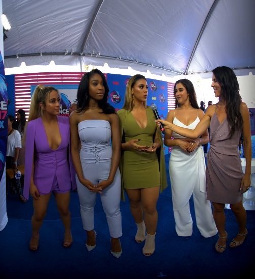 Argentina5H's tweet photo. Fifth Harmony en la alfombra de los  #TeenChoice https://t.co/y2b2JxHMmX