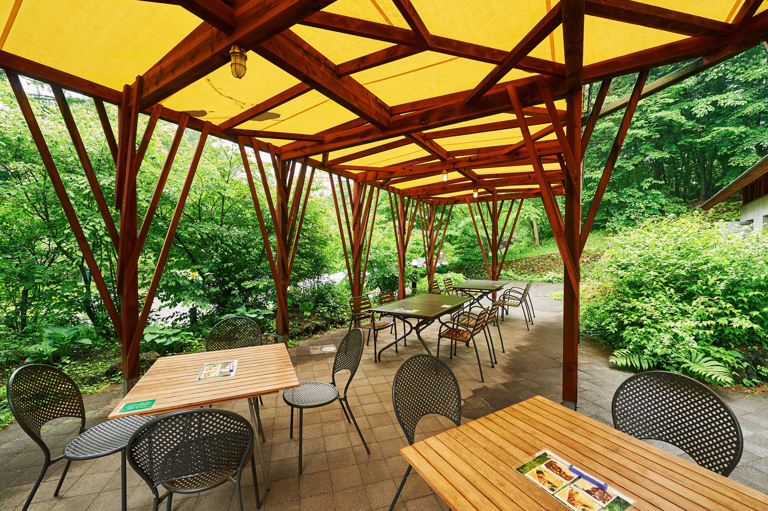 ムーゼの森 ｓｕｂ カフェ ルーエ のテラス席はこの時期人気です 時折吹く風が避暑地軽井沢の醍醐味です テラス席はワンちゃんなどと一緒にご利用頂けます 軽井沢 カフェ テラス T Co Kdzfnjwdtq Twitter