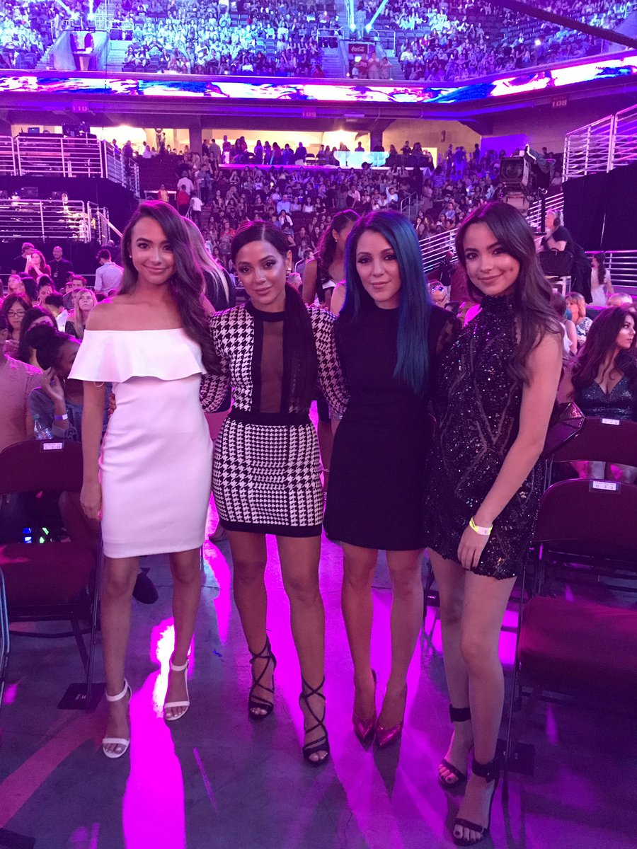 MerrellTwins's tweet image. Twinning ❤️👯👯 @TeenChoiceFOX #TeenChoice