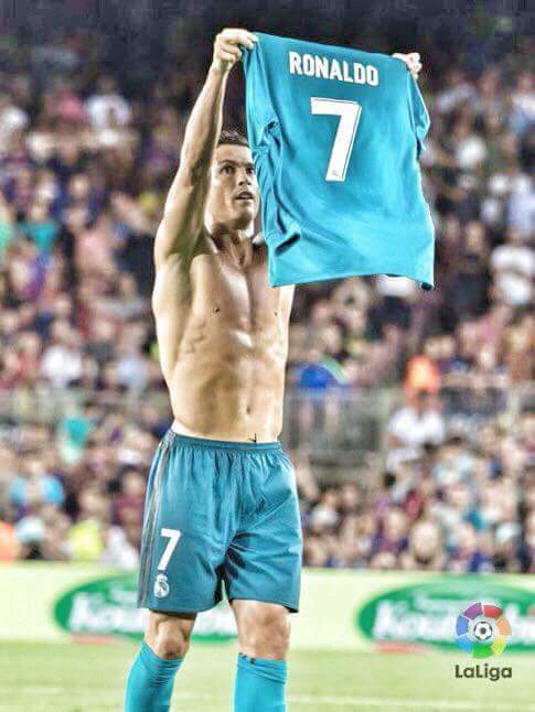 malak_abw's tweet photo. كرستيانو يثأر لمدريد من ميسي ويفعل نفس الحركة في قلب الكامب نو 
كم انت عظيم يا ابن البرتغال 😍😍😍 https://t.co/OvClVxVesP