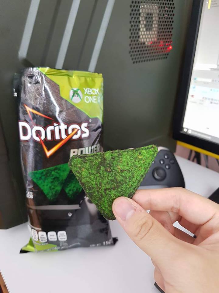 atomicjorge's tweet photo. Pandilla ¿Ya probaron los nuevos Doritos edición limitada del Xbox One X? 🤔 yo ya y me ¡ENCANTARON! 😍😋🎮 @XboxMexico @Xbox_Army @Doritos_Mx https://t.co/YLGgC2fIAl