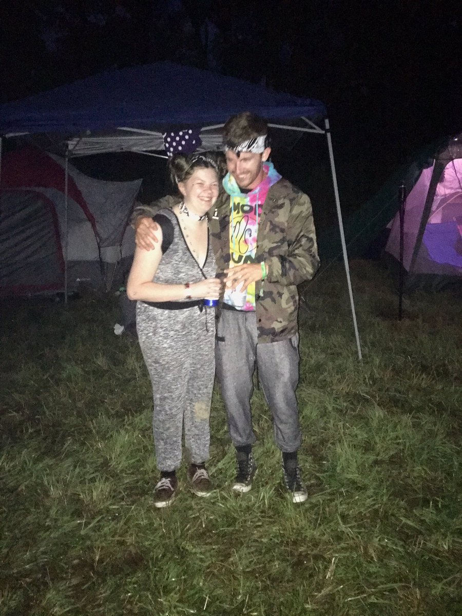 kvnpryor's tweet photo. @estfestohio @machinegunkelly @MODSUN @Its_Illeana @ameliaaashley @amiraclexx @KevinnRuettiger @JoeLukas43 @OhioDreamsCamp My loves 💚 https://t.co/dl0gzUeBKI