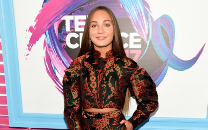 extratv's tweet photo. Congrats to @maddieziegler on her #ChoiceDancer win! #TeenChoice https://t.co/yNlHGy4WPv