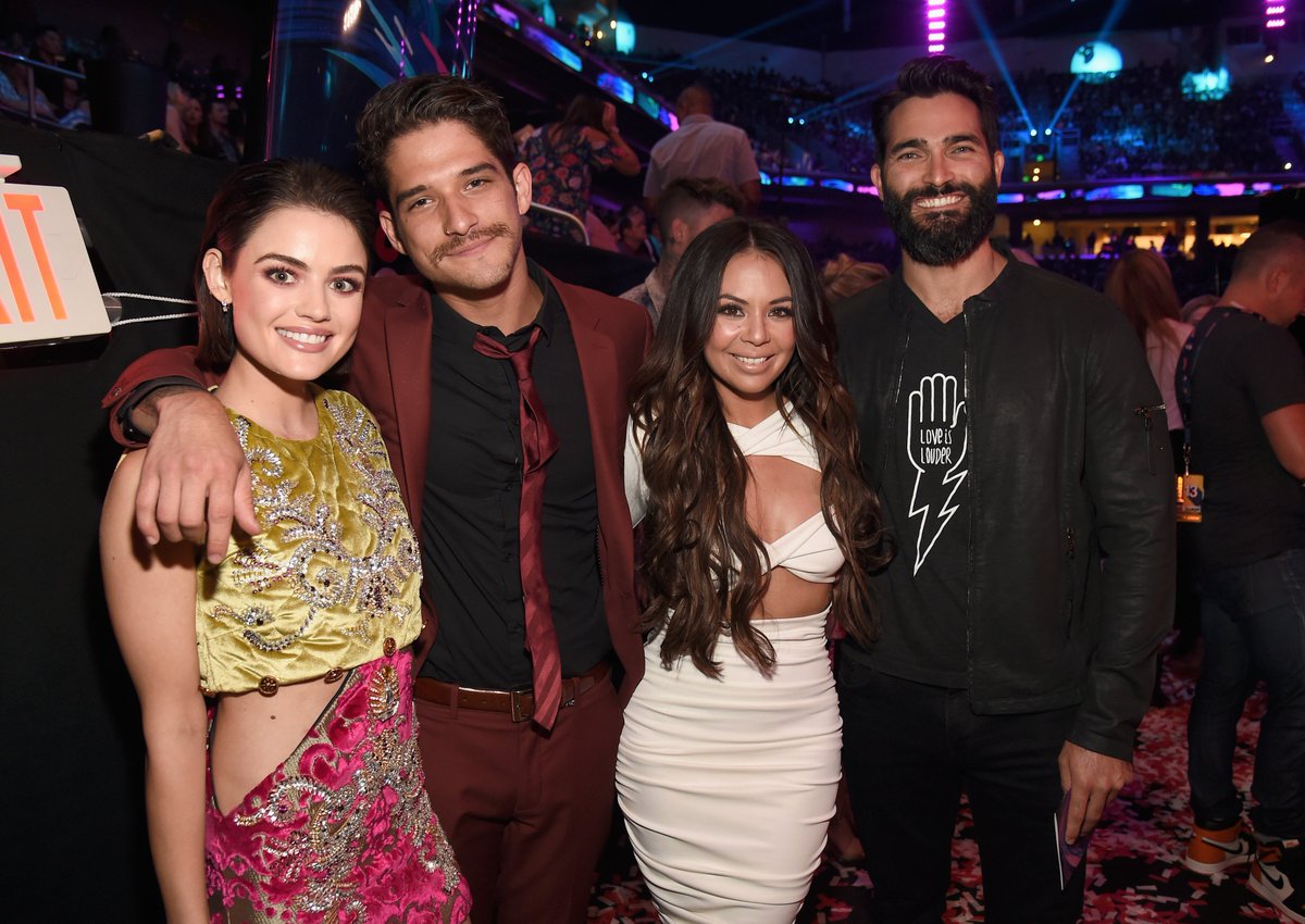 extratv's tweet photo. All our faves in one photo! ❤️#TeenChoice @JanelParrish @lucyhale @tylergposey @TylerL_Hoechlin https://t.co/rmFD2ZdpIu