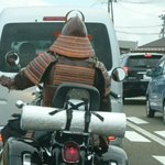 現世の侍たちは、鎧着たまま馬じゃなくて、バイク乗ってる!