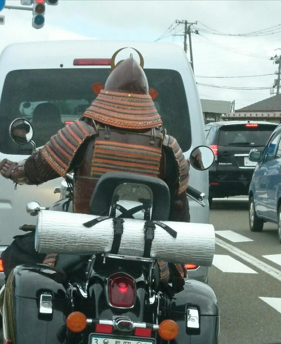 現世の侍たちは、鎧着たまま馬じゃなくて、バイク乗ってるwww
