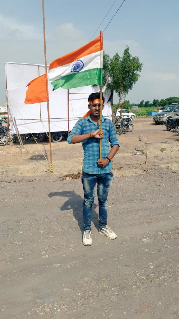 Devipatel6's tweet image. तिरंगा यात्रा                                           भारत की मिट्टी से बढ़कर चंदन हो नहीं सकता,वन्देमातरम से बढ़कर कोई वंदन हो नहीं सकता