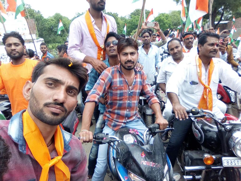 Devipatel6's tweet image. तिरंगा यात्रा                                           भारत की मिट्टी से बढ़कर चंदन हो नहीं सकता,वन्देमातरम से बढ़कर कोई वंदन हो नहीं सकता