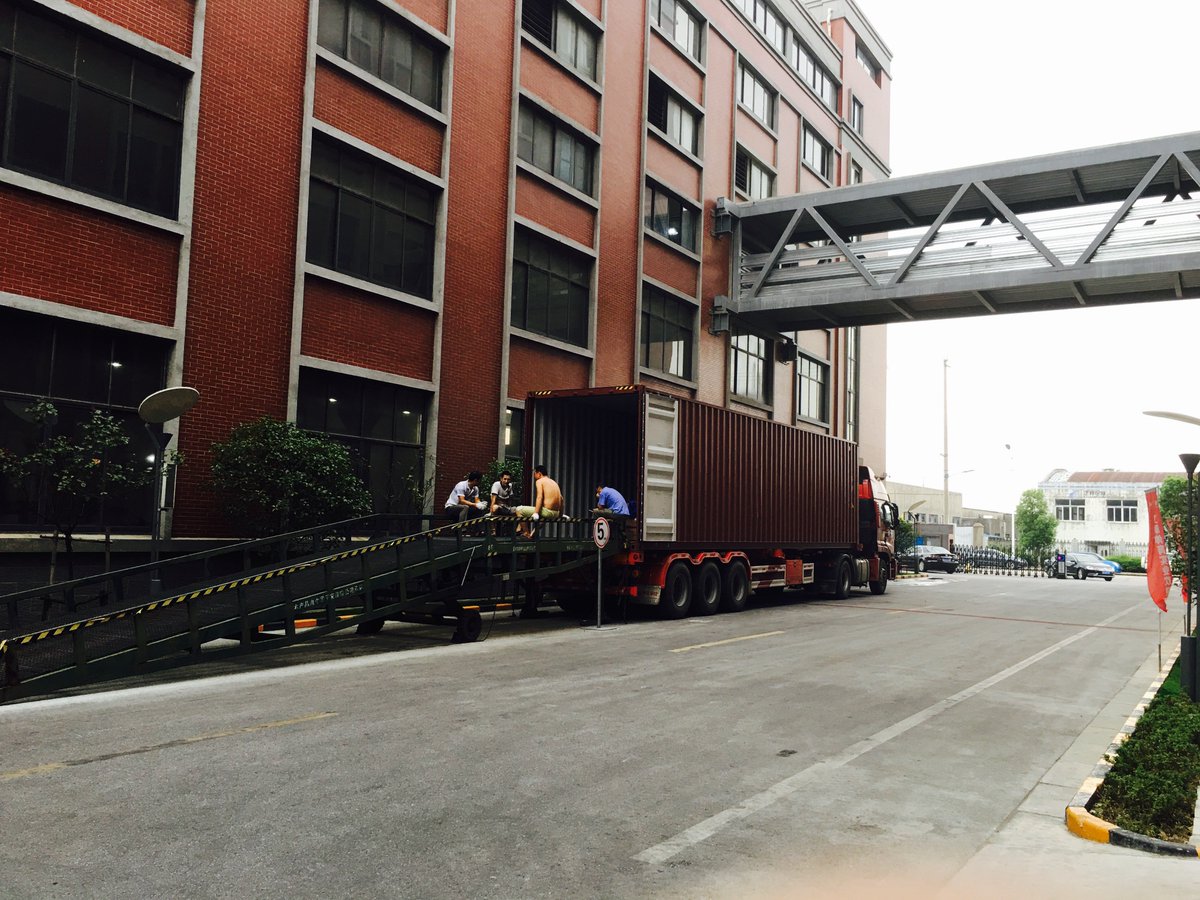 selinawmgrass's tweet image. Pack the packed artificial grass into containers