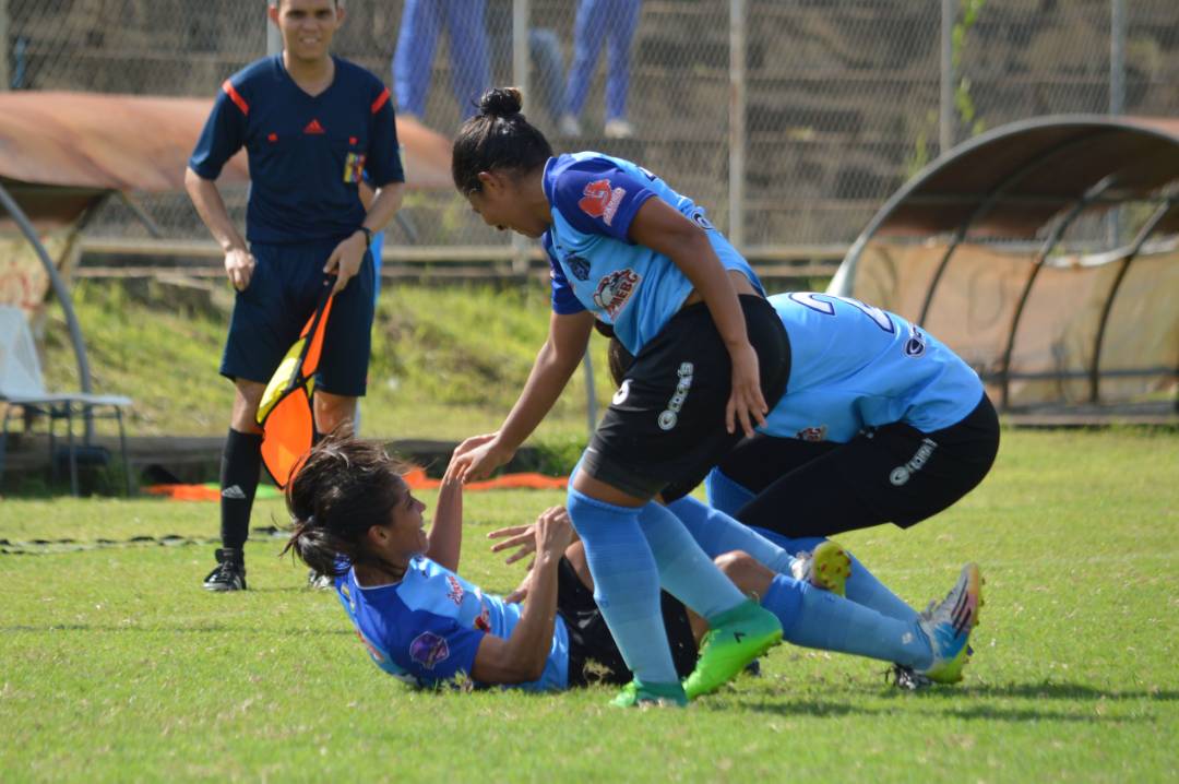 FemeninoFVF's tweet photo. #SuperligaFem 🏆 | @MaykeAstudillo convirtió el primer tanto de la final. La mediocampista fue de las mejores volantes del torneo https://t.co/2FE9gGvGTH
