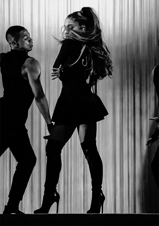 ❝A veces el vacío te lo causa una persona, pero no por su ausencia sino por estar ahí quitándotelo todo.❞