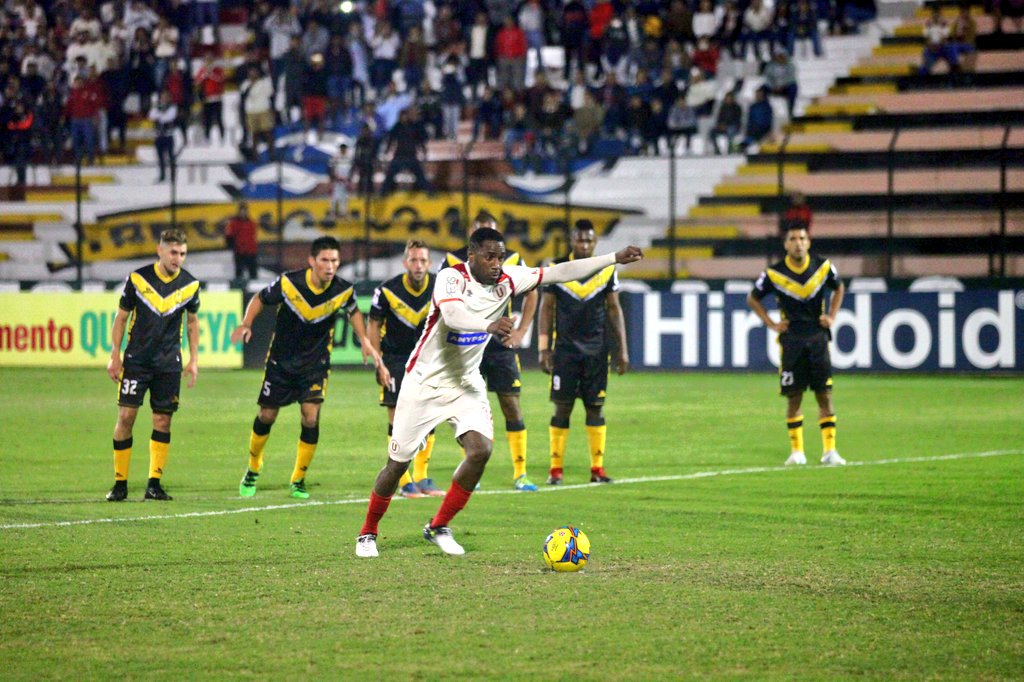 Universitario's tweet photo. ๐ท Imรกgenes del segundo tiempo entre @Universitario vs Cantolao en el Callao. #UvsCAN https://t.co/06D7prKXts
